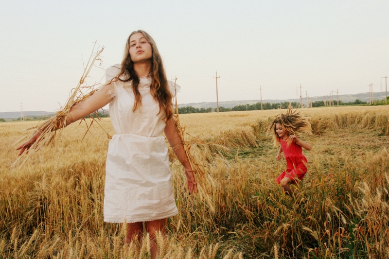 scarecrow, young adult, 4K, landscape, grass, women, outdoors, long hair, hair, land, crop, the wizard of oz, smiling, agriculture, casual clothing, plant