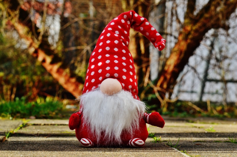 low section, christmas decoration, placed, funny, Sweet, pavement, one person, 5K, representation, christmas elves, children only, real people, cap, full length