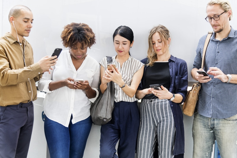 friendship, casual, telephones, community, wear, young adult, women, messaging, mobile phones, sending, cellphone, communication, technology, 4K, three quarter length