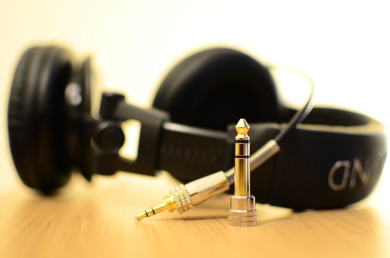 healthcare and medicine, hear, cut out, equipment, studio shot, earphones, 4K, indoors, weights, music, headphone, listen, corded, no people, wooden, sports training