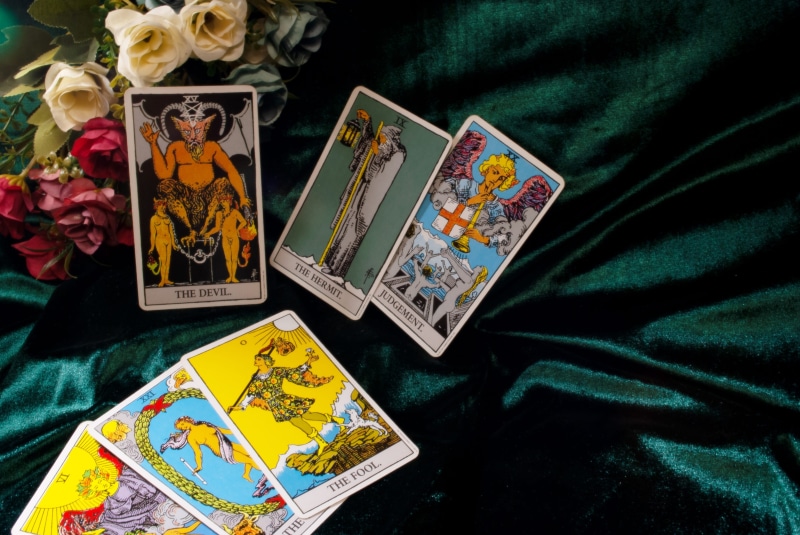 magic, card, no people, prophecy, textile, spirituality, table, 4K, high angle view, representation, fortune-telling, female likeness, indoors, directly above