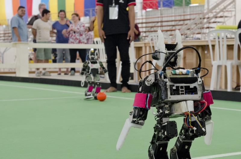 robot, 5K, focus on foreground, front, men, land vehicle, women, future, adult, sport, filming, paraíba, travel, home video camera, joão pessoa, group of people