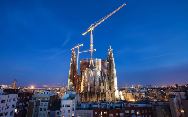 building, religion, dusk, nature, 1080P, night, yellow, Sagrada Familia, cranes (machine), outdoors, reflection, old building, building exterior, no people