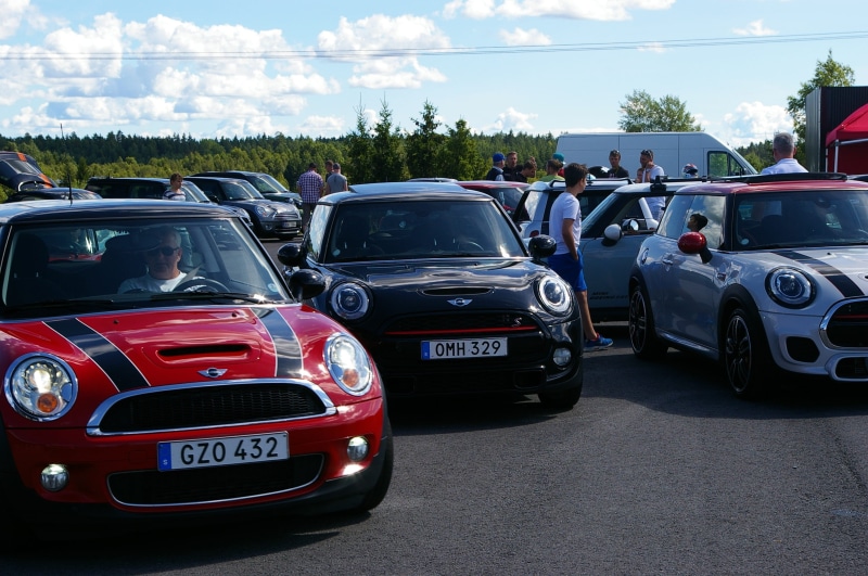 retro styled, sky, group, people, Meeting, men, red, incidental people, mode of transport, 2K, transportation, city, driving, Affinity, car, Minicooper