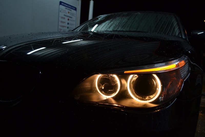 dark, outdoors, night, glass - material, 525d, vehicle, motor vehicle, wealth, wet, transportation, headlight, 4K, reflection, yellow, vehicle light, carlight