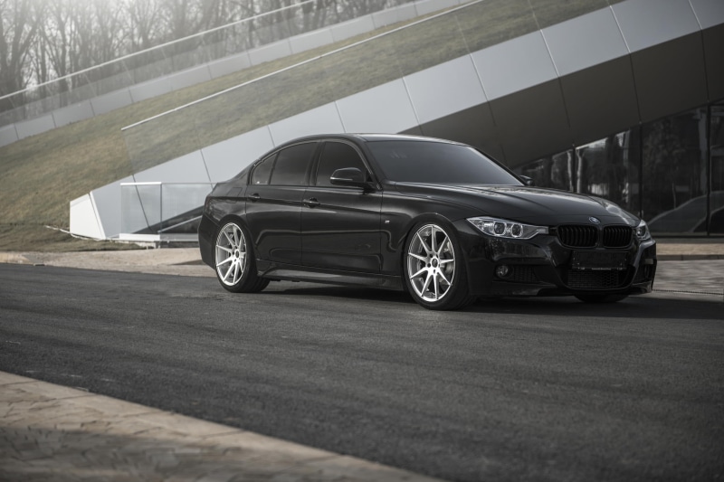 architecture, 1080P, land vehicle, 335i, sedan, mode of transportation, BMW, city, day, transportation, motion, stationary, outdoors, sports car, luxury