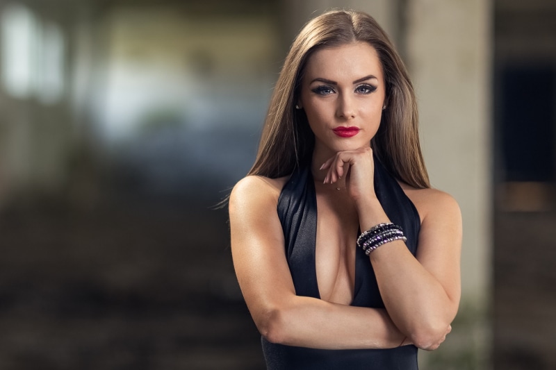1080P, one person, young adult, long hair, hairstyle, arms crossed, portrait, beauty, looking at camera, depth of field, adult, hair, young women, standing