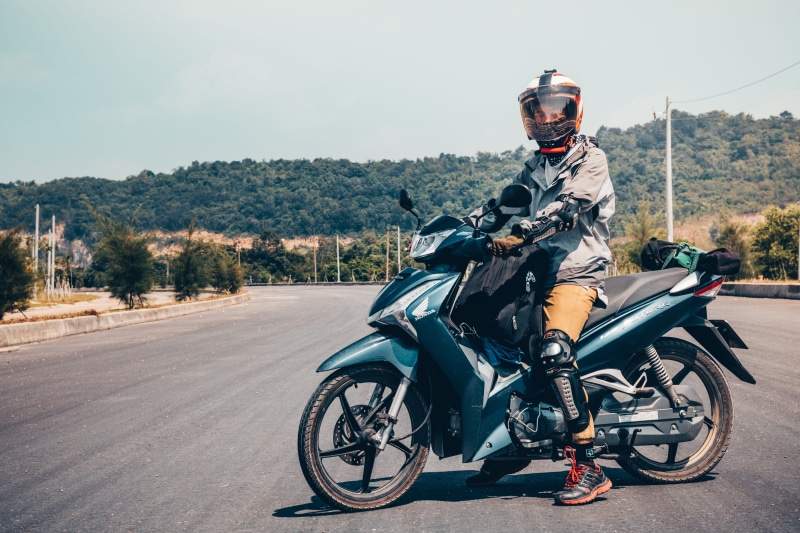 clothing, vietnam, machine, crash helmet, motor, ride, headwear, land vehicle, men, outdoors, motorcycle, cảng cá bình châu, apparel, green, 5K, day, mode of transportation