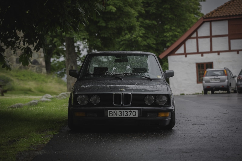car, motor vehicle, static, rain, building exterior, Norway, focus on foreground, Savethewheels, BMW E28, no people, plant, 5K, transportation, Stance