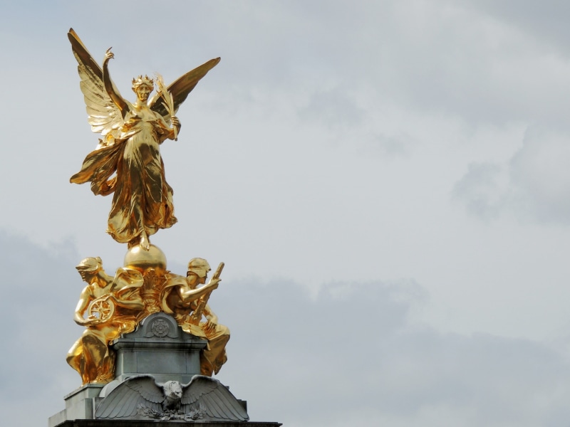 culture, nature, england, representation, cloud - sky, built structure, female likeness, sky, low angle view, buckingham-palace, sculpture, human representation