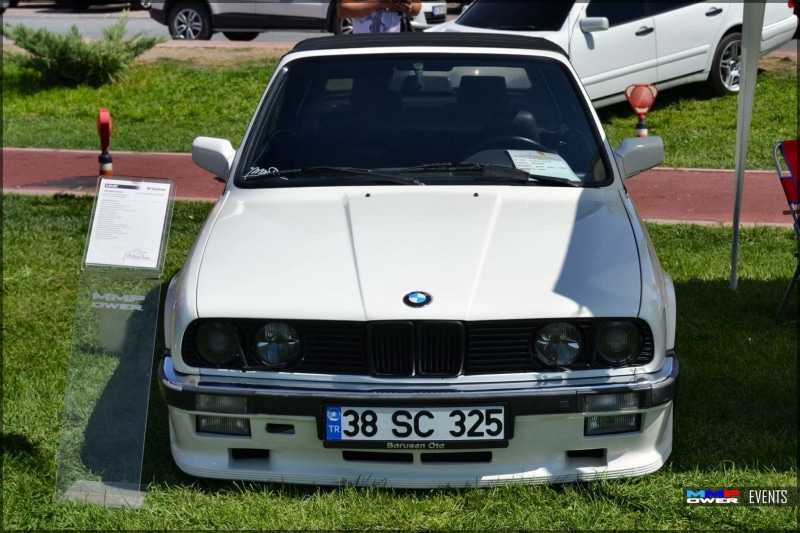 outdoors, 1080P, number, car, transportation, no people, green color, BMW E30, communication, day, land vehicle, nature, field, parking, mode of transportation