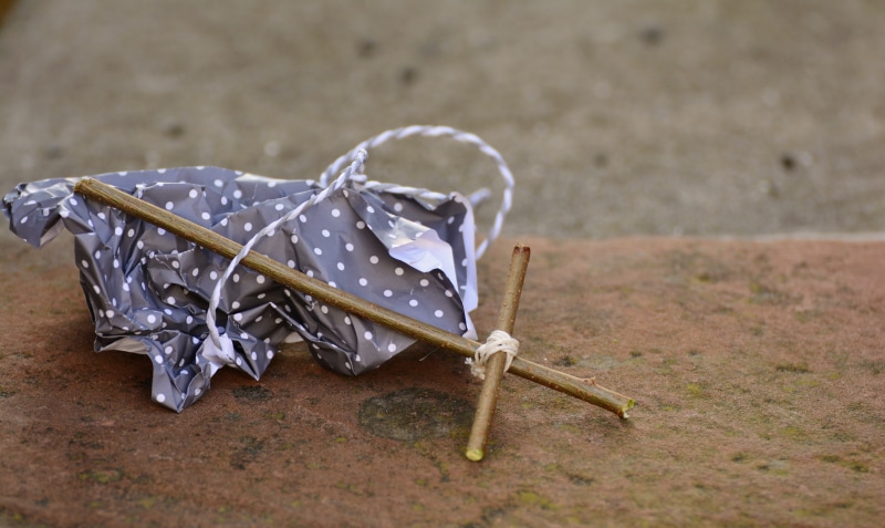 jesus, focus on foreground, close-up, careless, religion, christ, 5K, crucifixion, animal wildlife, outdoors, no people, ribbon, still life, indoors, gift
