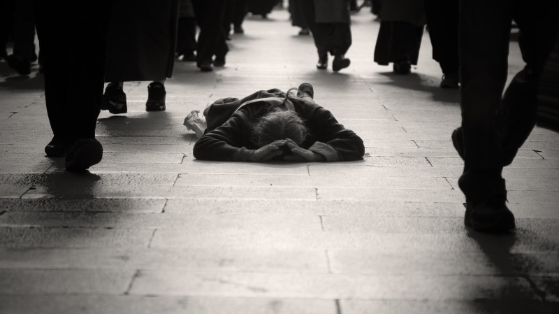 flooring, sleeping, adults only, one animal, floor, 4K, street, real people, mammal, body part, men, human body part, night, city, domestic animals, crowd