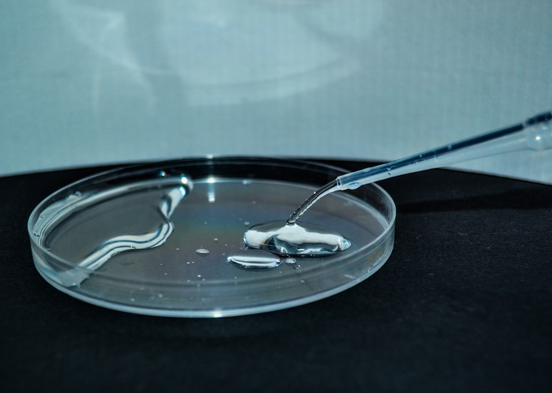 drip, purity, eating utensil, glass, glass - material, selective focus, close-up, no people, high angle view, water, drop, indoors, table, day, ray, broken