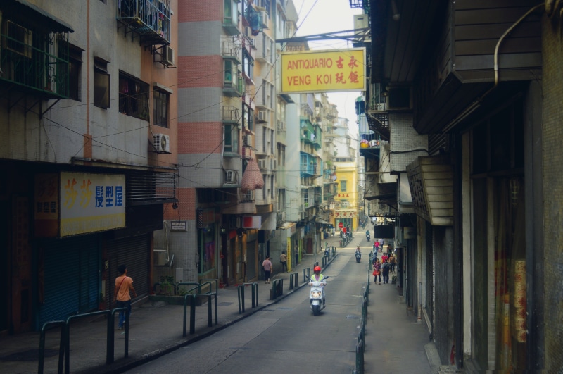 the way forward, building, script, motor vehicle, incidental people, car, information, simple, non-western script, poor, street, 4K, sunny, china, direction