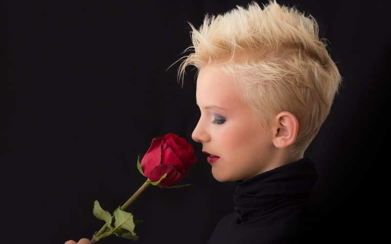 face, short hair, red rose, girls, short, dark, blonde, lady, red, 2K, hair, model, flower, rose, woman