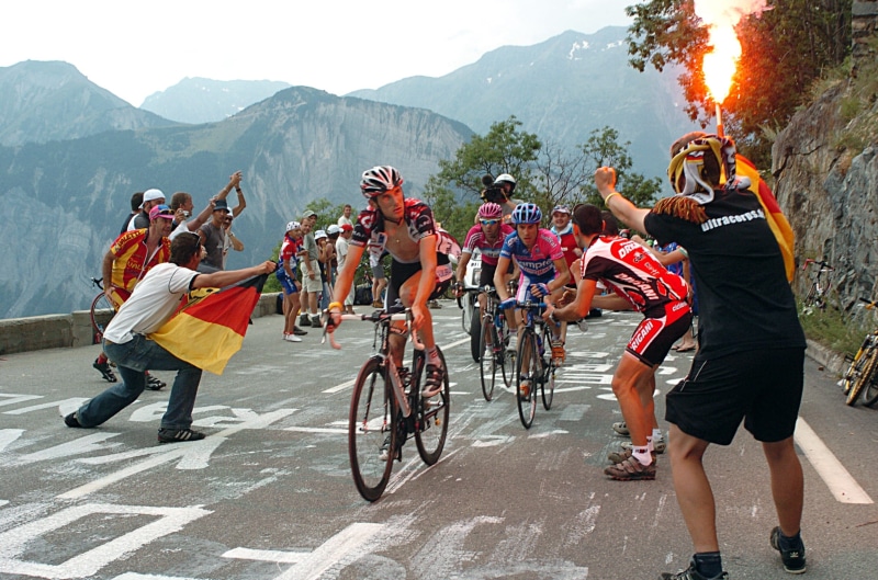 cycling races, transportation, professional athletes, group of people, women, bicycle race, outdoors, men, clothing, number of people, fanatical viewers