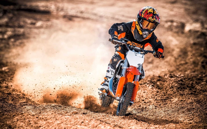 headwear, dirt, helmet, crash helmet, motion, dust, outdoors, sport, riding, sports helmet, mode of transportation, sports race, 1080P, ride, KTM, transportation