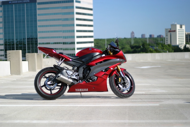 spersport, Parking, motorcycle, speed, Yamaha, built structure, outdoors, sports, riding, yzf-r6, building exterior, street, red, mode of transportation