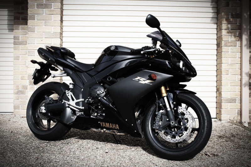 1080P, sunlight, wall - building feature, motorcycle, black color, mode of transportation, land vehicle, outdoors, street, Yamaha, day, side view, yzf-r1