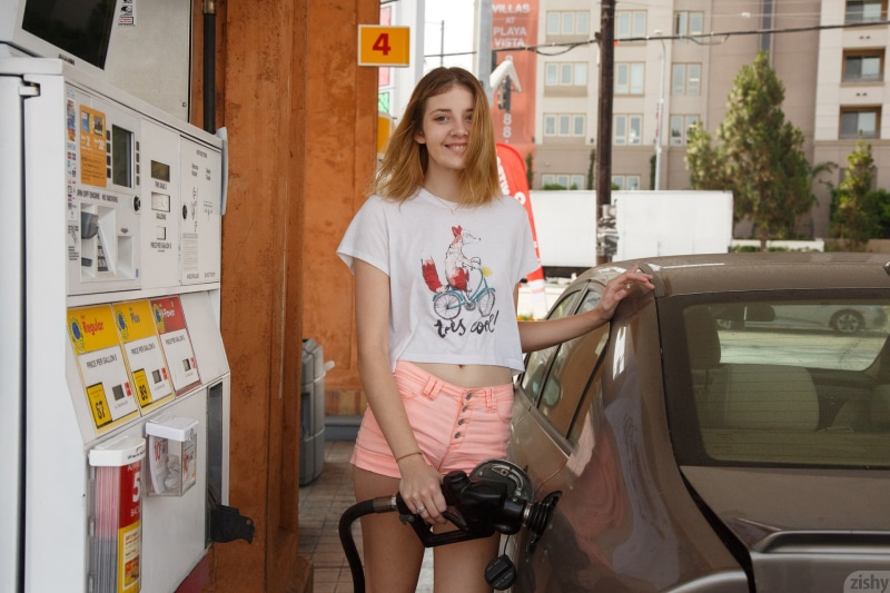 1080P, Sloan Kendricks, T-shirt, face, zishy, blonde, teeth, shorts, women outdoors, model, photography, women with cars, short hair, fueling, women, looking at viewer