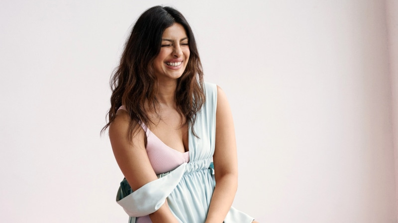 toothy smile, hair, studio shot, happiness, looking at camera, 1080P, smiling, positive emotion, copy space, portrait, indoors, emotion, beautiful woman