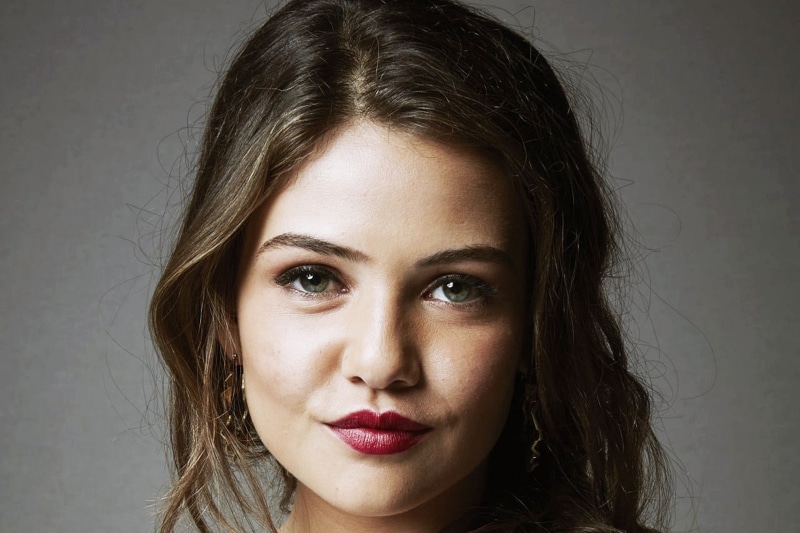 front view, one person, 1080P, portrait, Danielle Campbell, young adult, indoors, close-up, lipstick, The Originals, hair, pink, eyeliner, s, brunette