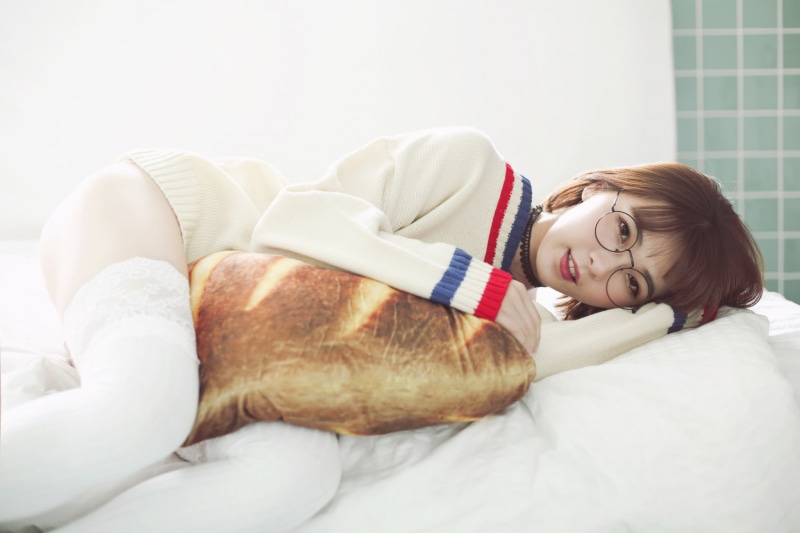 smiling, white stockings, pillow hug, fake glasses, 1080P, portrait, necklace, women, model, stockings, indoors, looking at viewer, sweater, Asian, women indoors
