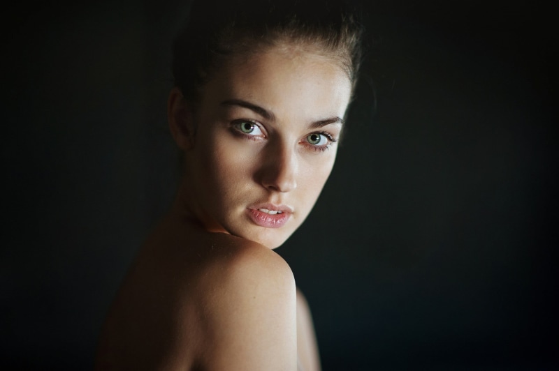 Alla Berger, contemplation, headshot, young women, indoors, hairstyle, young adult, portrait, close-up, beautiful woman, looking at camera, beauty, copy space