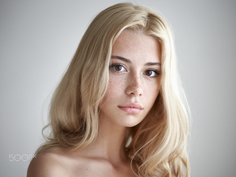 one person, human face, hair, simple background, natural beauty, beauty, beautiful people, blonde, 1080P, women, adult, headshot, looking at viewer, gray background