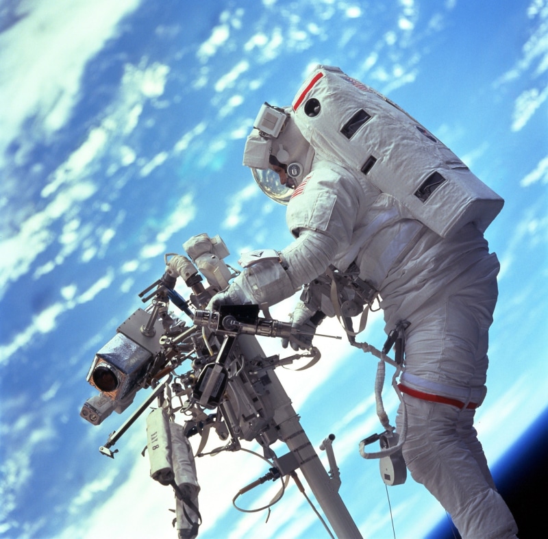 technology, blue, tools, sunlight, spacecraft, human representation, 1080P, tether, planet, pack, astronaut, water, task, representation, people, equipment