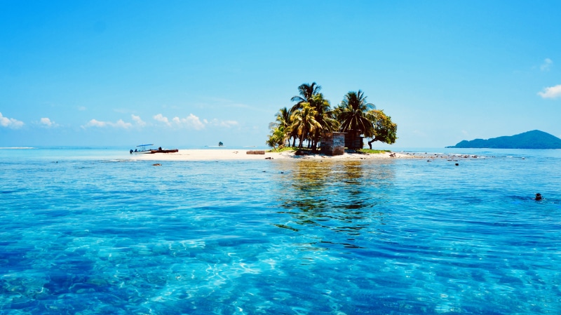 beauty in nature, mountains, land, honduras, snorkel, sky, tranquil scene, tropical climate, tranquility, swimming pool, horizon over water, sand, boat