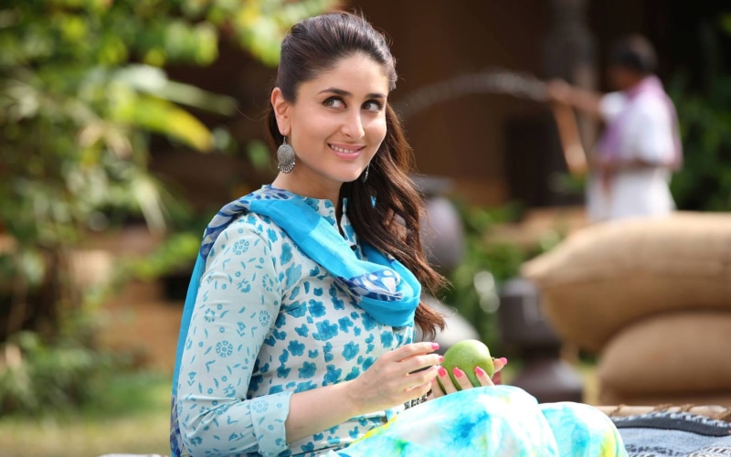 s, white, bollywood, smiling, 1080P, kapoor, beauty, adult, kareena, kareena kapoor, focus on foreground, beautiful woman, brown hair, blue, sari, Bollywood Movies