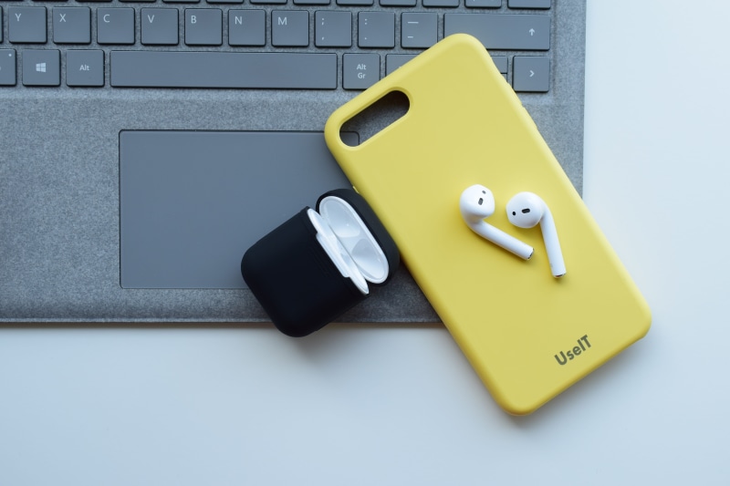 close-up, note pad, business, case, studio shot, small group of objects, office supply, airpods, indoors, computer, adhesive note, keyboard, technology