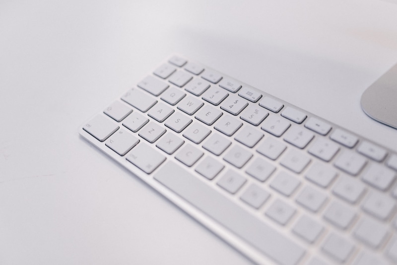 computer Key, Apple, studio shot, tech, keyboard, no People, laptop, desk, iMac, 4K, computers, white color, pC, wireless technology, Apple iMac, technolofy