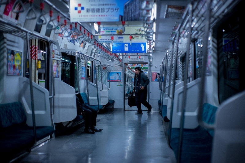 rail transportation, adult, real people, women, men, commuter, architecture, night, last, public transportation, mode of transportation, city life, 1080P