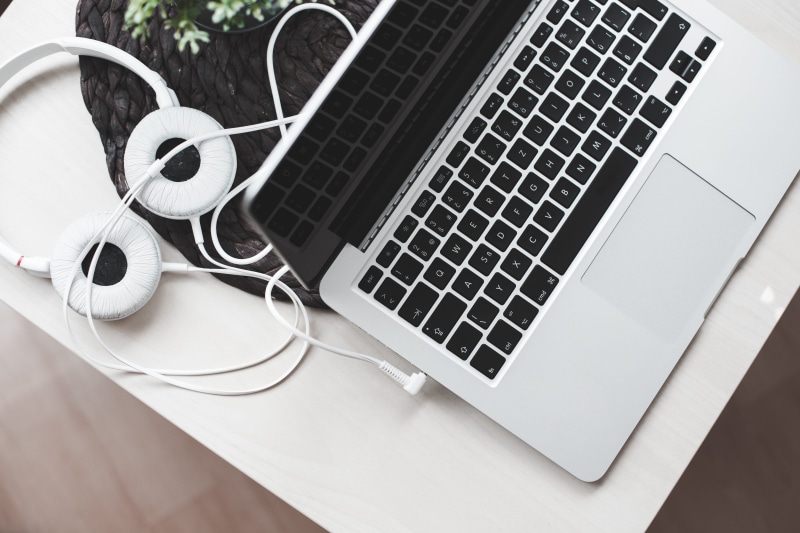 no people, white, computer equipment, technology, computer keyboard, top, table, 4K, computer, wireless technology, macbook pro, headphones, bed, communication
