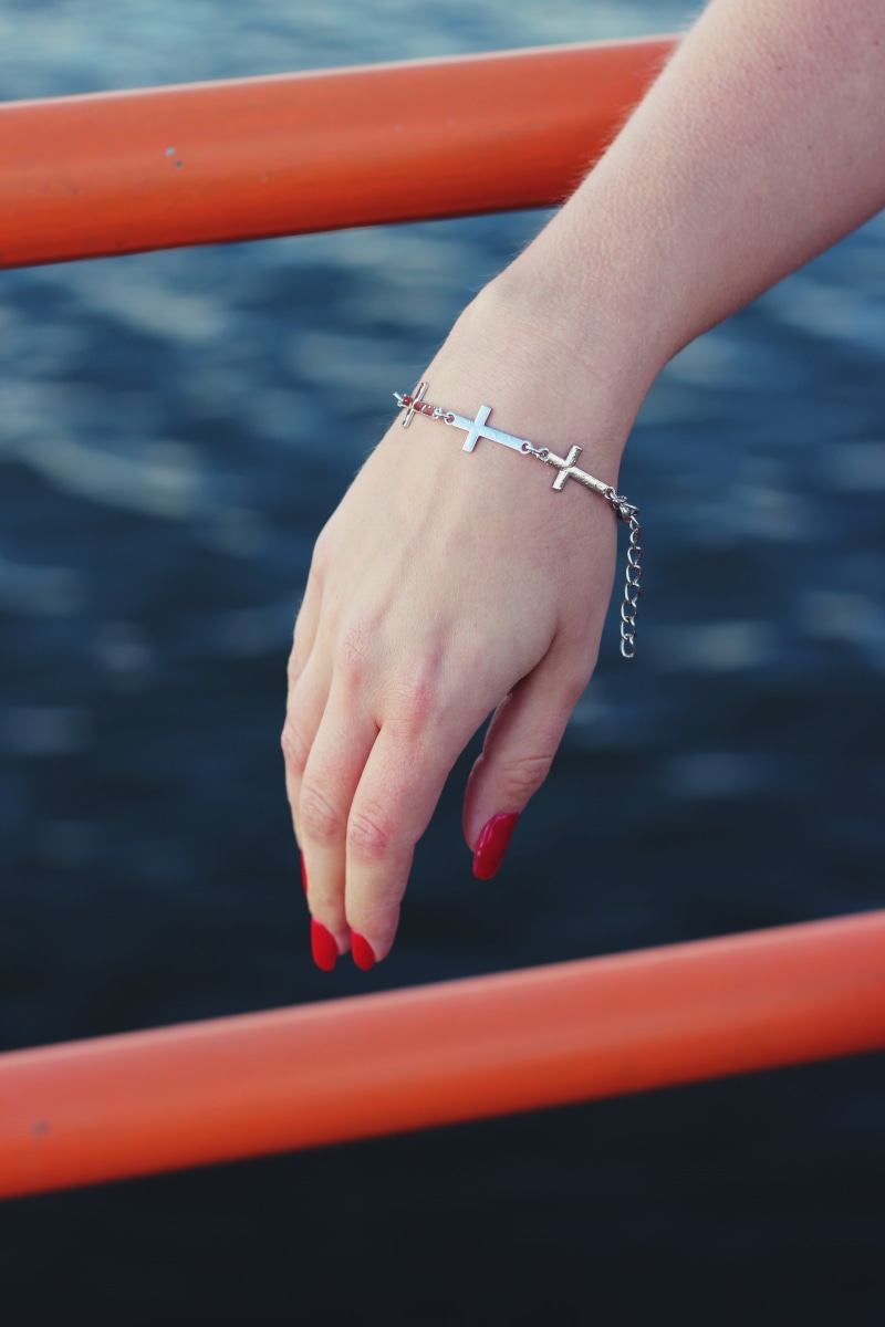 human finger, real people, close-up, sea, outdoors, water, high angle view, human body part, human Hand, adult, one person, hand, bracelet, finger, nature