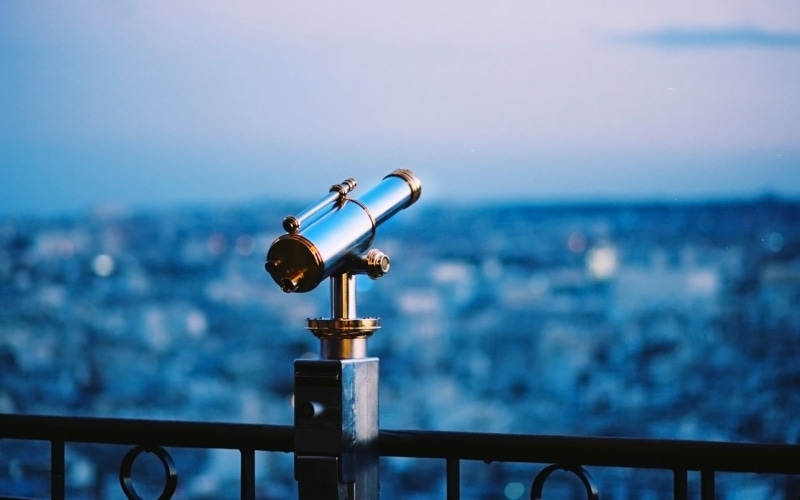 cityscape, focus on foreground, lens - Optical Instrument, 1080P, architecture, tourism, day, travel Destinations, water, binoculars, urban Scene, railing
