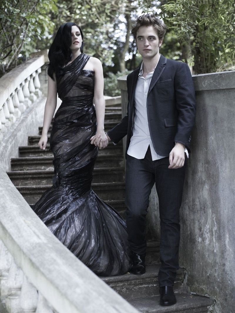 pattinson, dress, 1080P, bokeh, robert, actors, hands, stairways, Kristen Stewart, holding, hd, stewart, kristen, art, people, black, photograp, fashion
