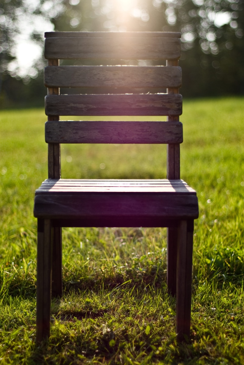 no people, green, absence, simple, wooden, park, sunlight, outdoors, grass, plant, bench, bokeh, chair, green color, sun flare, 2K, relaxation, rural