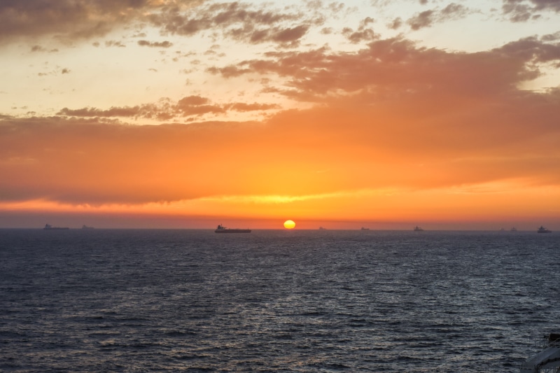 horizon, sea, waterfront, sky, beauty in nature, nature, scenics - nature, 5K, non-urban scene, tanker, sun, no people, outdoors, persian gulf, tranquility