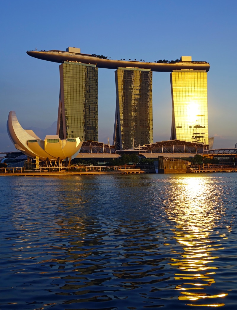 white, architecture, tourism, clear sky, luxury, 4K, modern, waterfront, blue sky, singapore river, sky, transportation, illuminated, bay, reflection