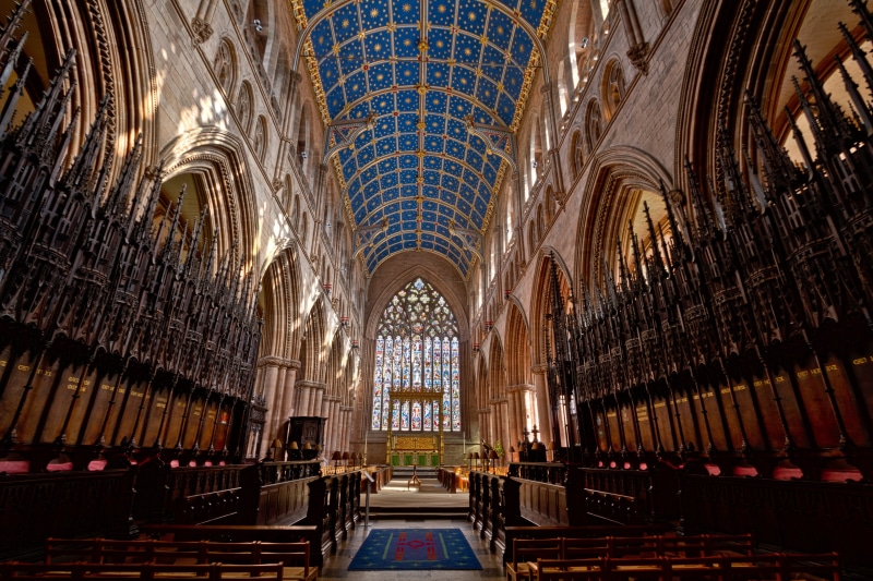carpet, 5K, empty, bench, religion, ceiling, glass, blue, sculpture, the past, church, indoors, aisle, building exterior, infrastructure, no people, architectural column