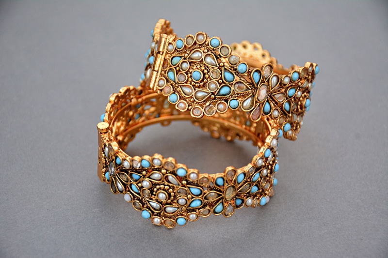 single object, expense, precious gem, art and craft, bracelet, gold, necklace, fashion, consumerism, gift, studio shot, colored, bangles, ornate, close-up