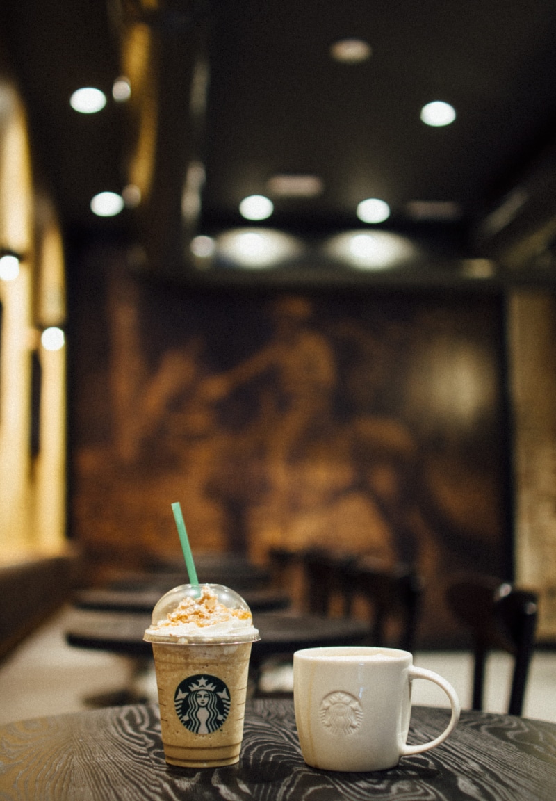food, crockery, no people, illuminated, coffee cup, lights, 5K, depth of field, close-up, coffee, coffee drink, restaurant, mug, coffee - drink, starbucks