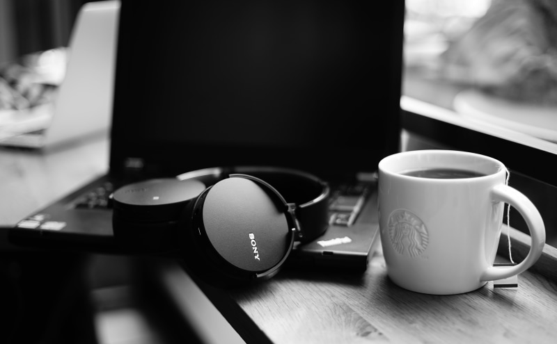 drink, headphones, sony, tea cup, table, selective focus, listen, cup, Music, wireless technology, still life, day, coffee cup, close-up, coffee, food and drink