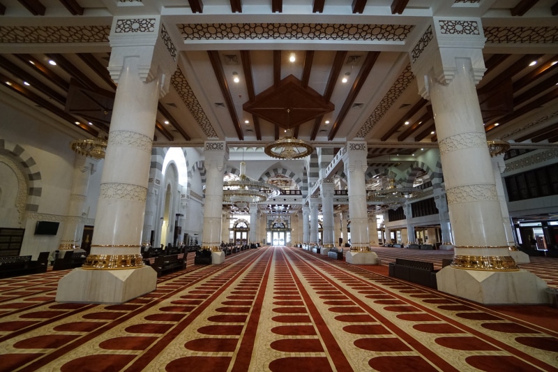 architectural column, bridge, diminishing perspective, incidental people, ceiling, track, the way forward, transportation, built structure, makkah, building