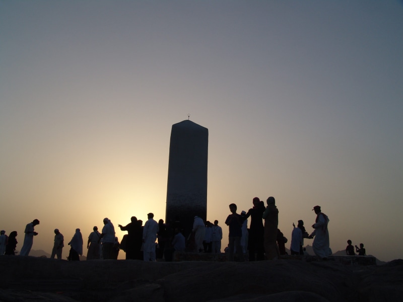 architecture, nature, the mountain of mercy, group of people, real people, women, mecca, built structure, travel, silhouette, 2K, men, outdoors, sky, large group of people