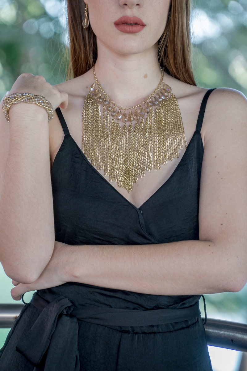 casual clothing, bib, hairstyle, beauty, real people, lifestyles, fashion, day, dress, front view, stylish, chain, gold, wear, leisure activity, person